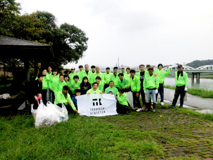 alt="高津川清掃活動を終えた高橋建設株式会社の社員と地域の参加者による記念撮影 島根県益田市"