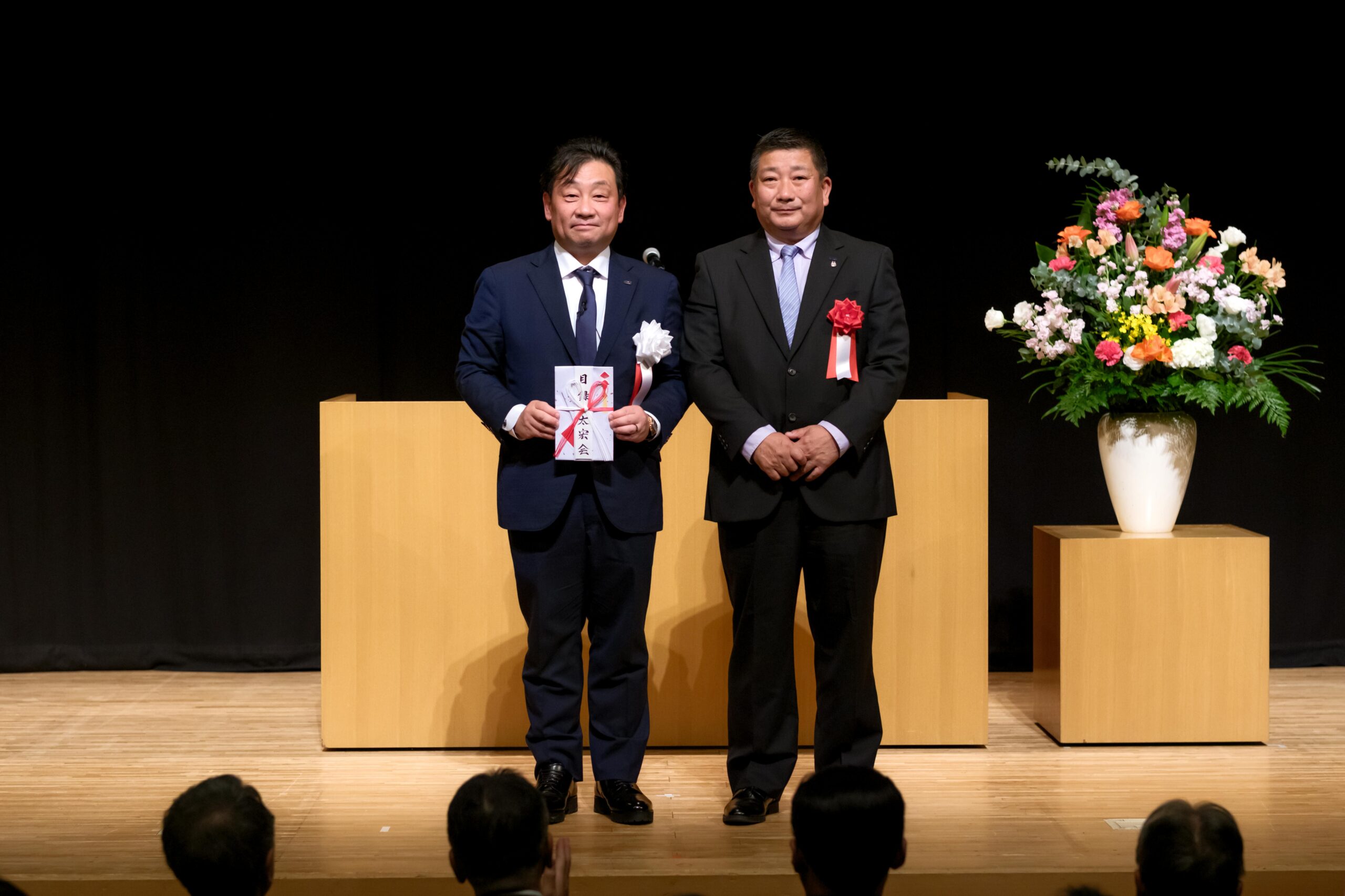 alt=“高橋建設 創業50周年記念式典で記念品贈呈 高橋建設(株)安全協力会 太宏会会長 寺戸昭夫 様”